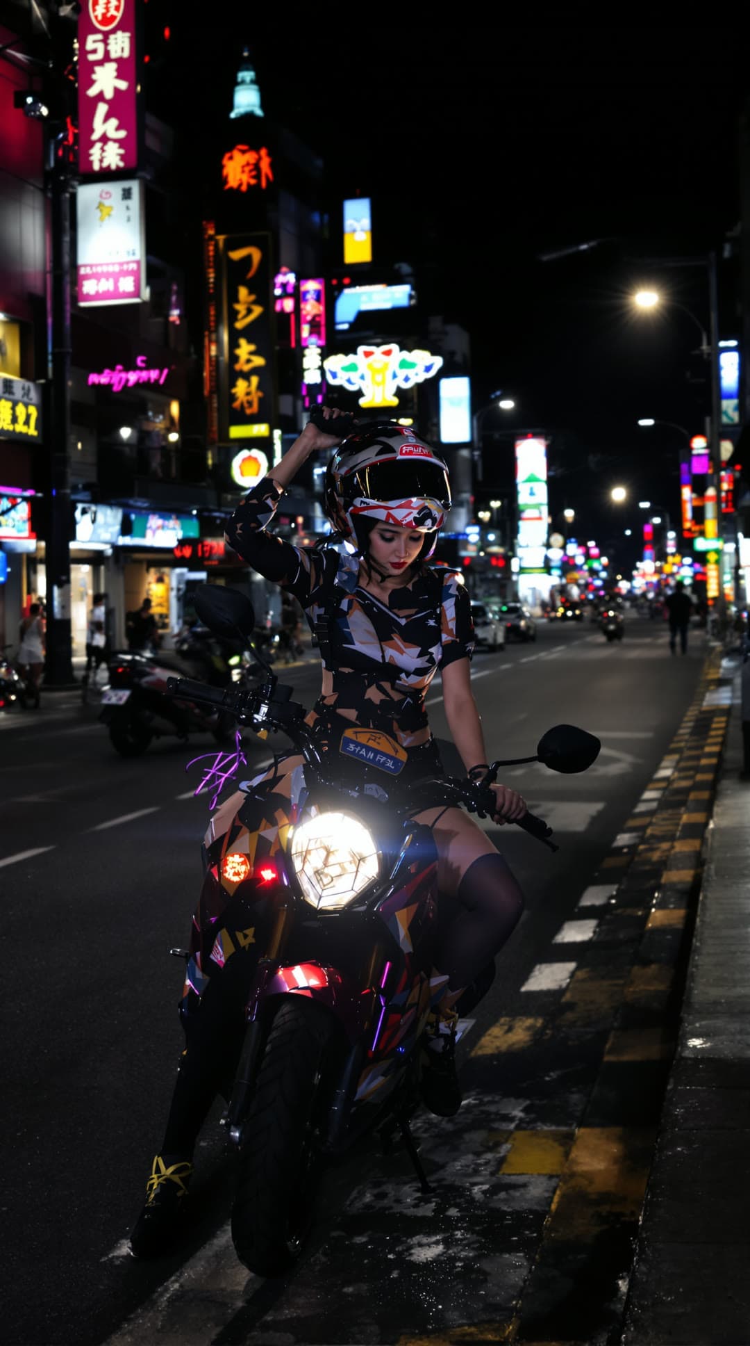 Una chica en moto en una calle con carteles de neón